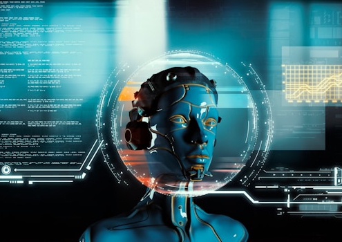 Futuristischer Roboter für künstliche Intelligenz vor Computer mit Dateiinformationen.